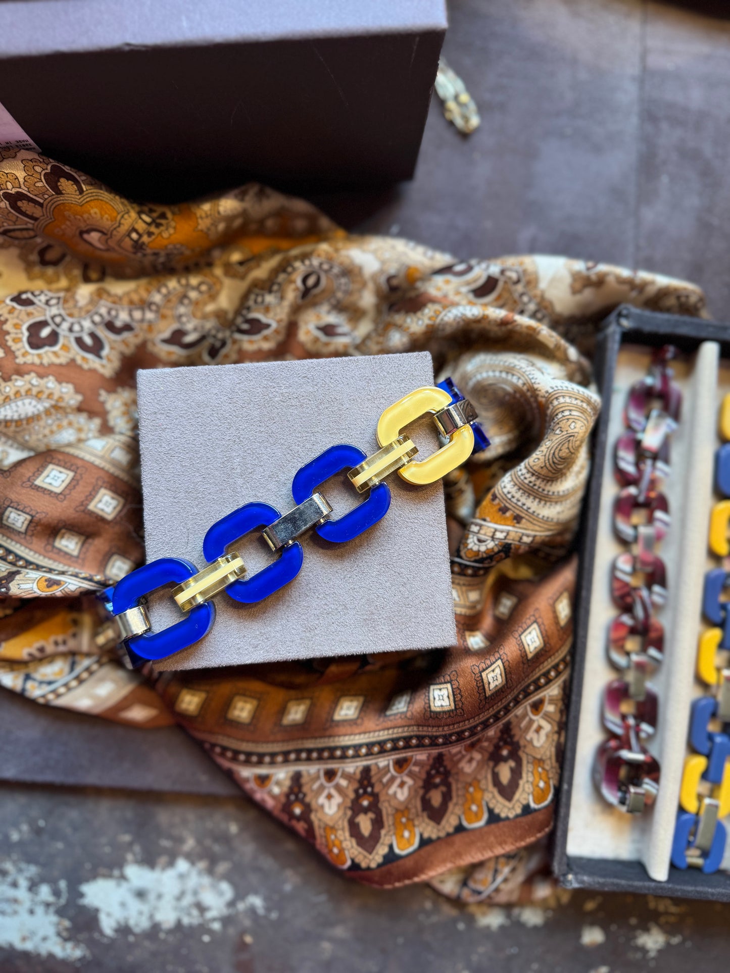 Bracelet in blue with yellow link.